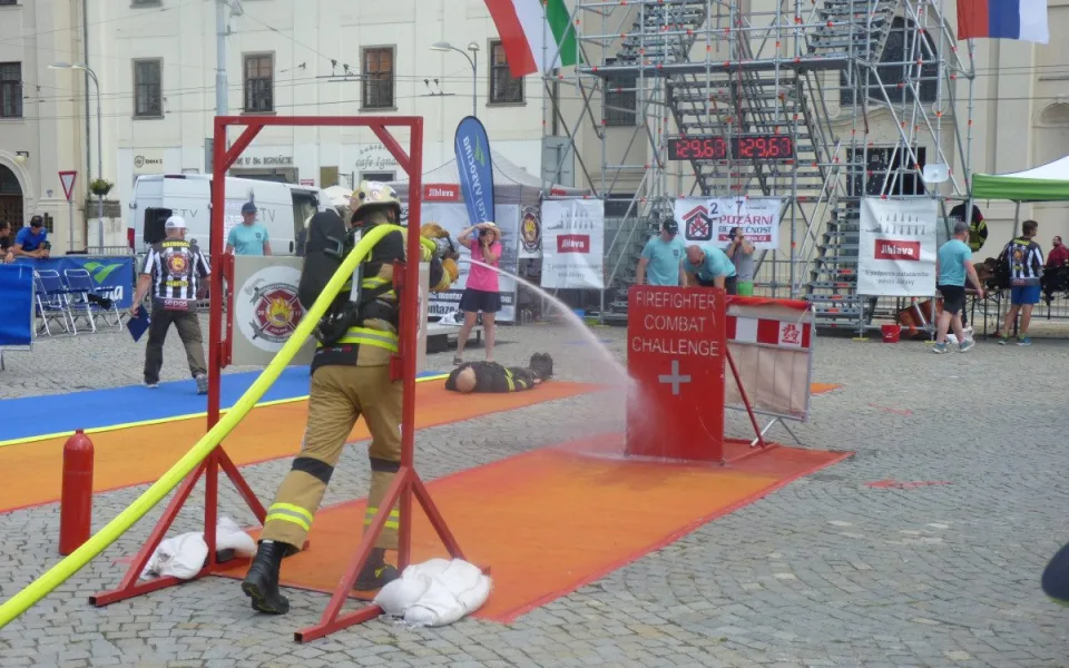 FOTO: Na jihlavském náměstí soutěží ti nejdrsnější hasiči