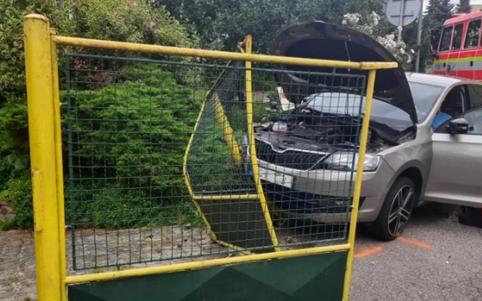 Sedmasedmdesátiletý řidič nezvládl řízení. Naboural do plotu a zranil se. Foto: Se svolením Policie ČR