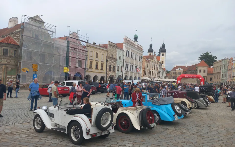 VIDEO: Na Vysočinu přijela unikátní historická auta. S náměstím v Telči ladila