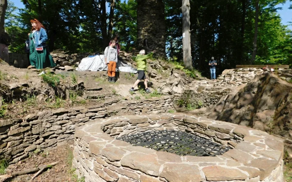 Při záchraně zříceniny Pyšolec u Víru pomohli nosit materiál do kopce i turisté. Foto: Se svolením Koruny Vysočiny
