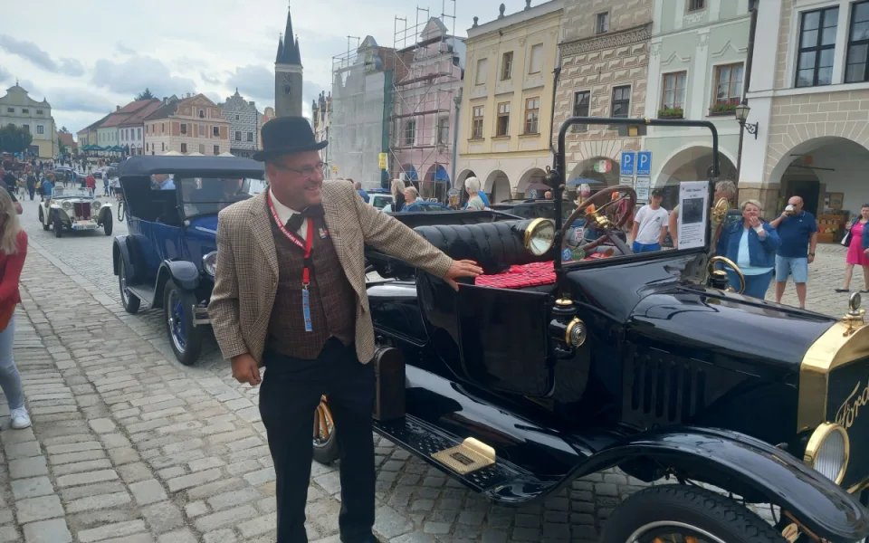 VIDEO: Ford model T postavil Ameriku na kola a mně dělá radost, říká Ivo Novotný