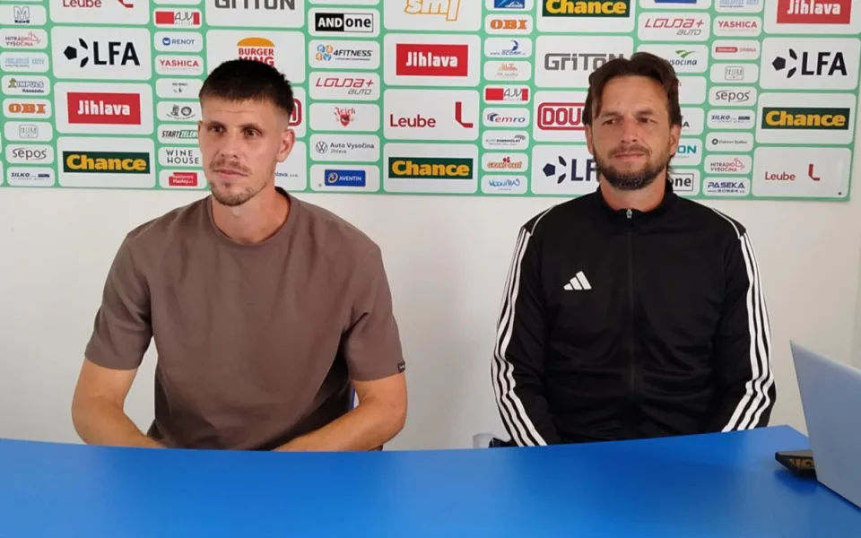 Kapitán týmu Adrián Čermák a trenér Marek Jarolím na tiskové konferenci před stratem druhé ligy