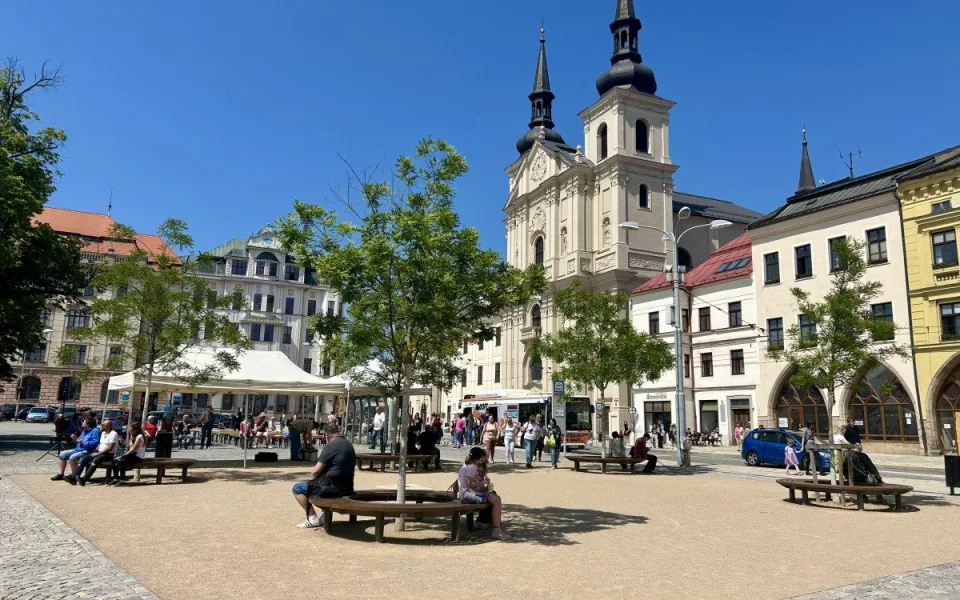 Na Březinkách, u soudu, na dopravním hřišti. Kde všude lidem v Jihlavě chybí lavičky?
