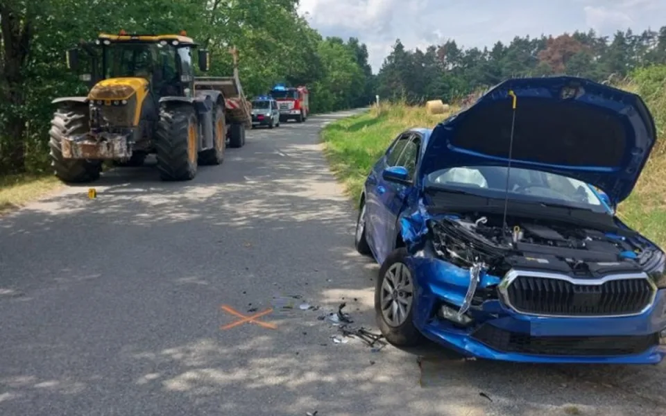 Senior předjížděl traktor, který začal odbočovat. Škoda je dvě stě tisíc