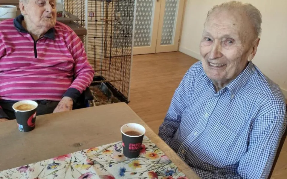 Radost a emoce v domově seniorů. Profesor se po mnoha letech setkal se svým žákem