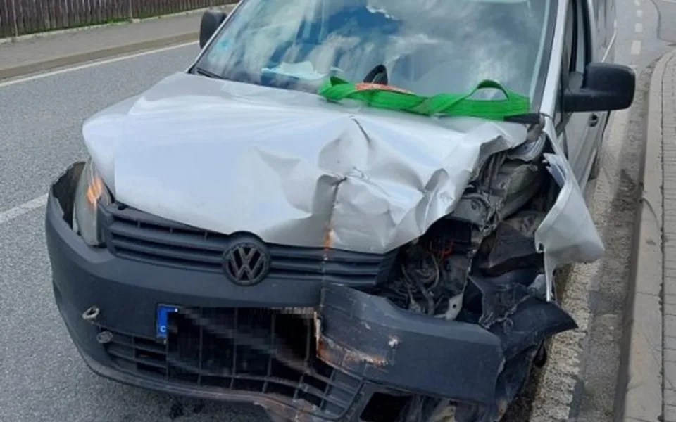 Řidič v Brtnici vjel do protisměru. Následně narazil do lampy a do domu. Foto: Se svolením Policie ČR