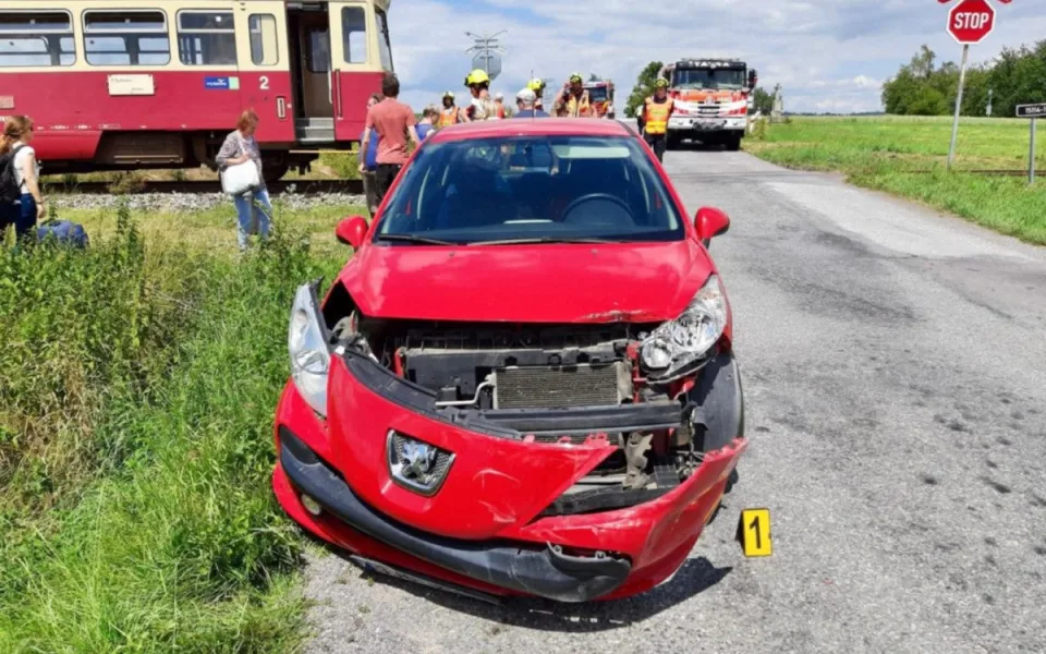 Na Třebíčsku se dnes odpoledne srazil vlak s autem, provoz na železnici se zastavil. Foto: Se svolením Martina Kavky