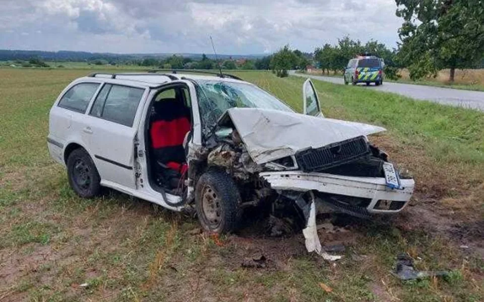 Na rovné silnici havaroval řidič se dvěma zákazy řízení, auto nemělo technickou. Foto: Se svolením Policie ČR