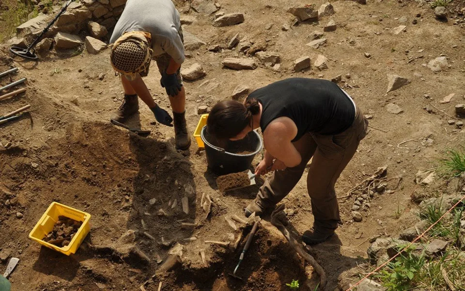 Na zřícenině Rokštejna u Brtnice odkrývají odborníci velkou markraběcí lázeň. Foto: Se svolením Ústavu archeologie a muzeologie Masarykovy univerzity