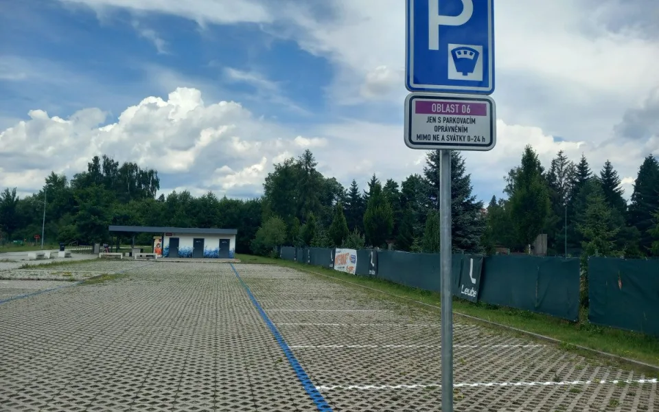 Parkování v Jihlavě XIII: Na sport jsou v Českém mlýně dvě hodiny, pak se platí