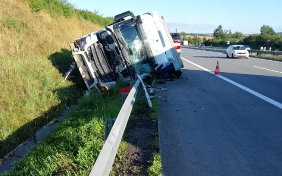 Řidič náklaďáku na dálnici D1 zřejmě usnul a boural. Vyvázl bez zranění