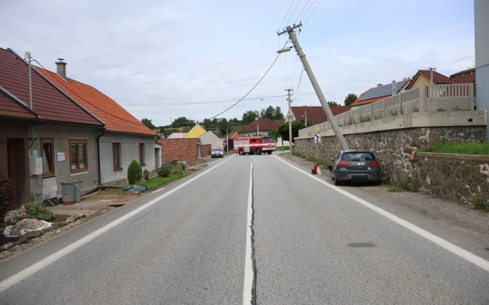 Řidič na Třebíčsku narazil do sloupu, zhruba 60 domácností je teď bez proudu