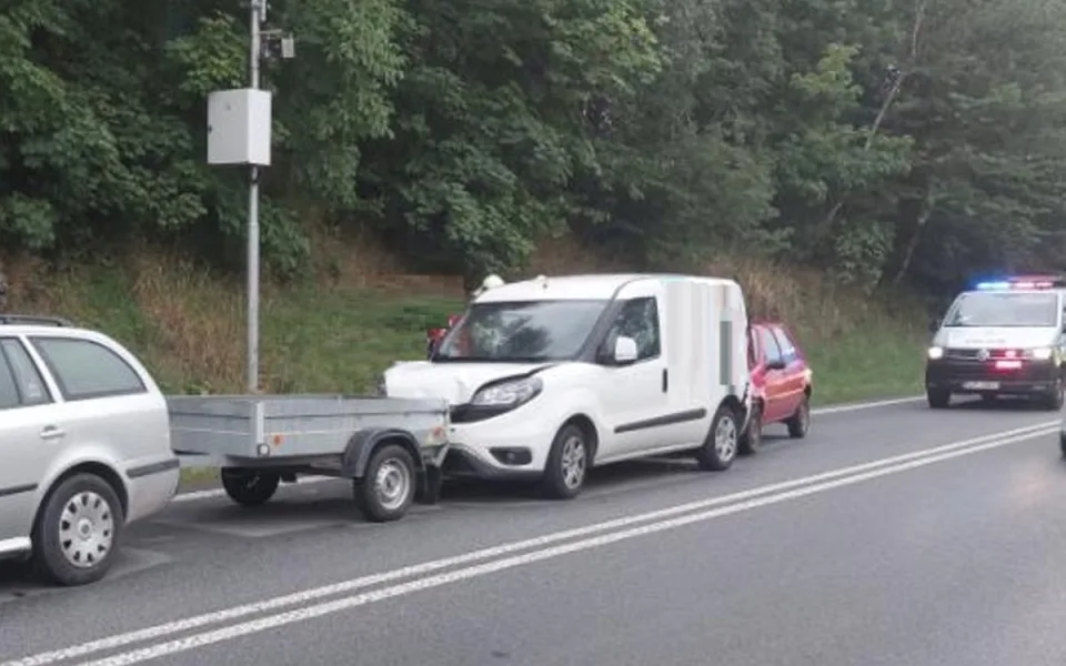 Řidička u Hosova jela blízko auta a narazila do něj. Celkem bourala čtyři vozidla 