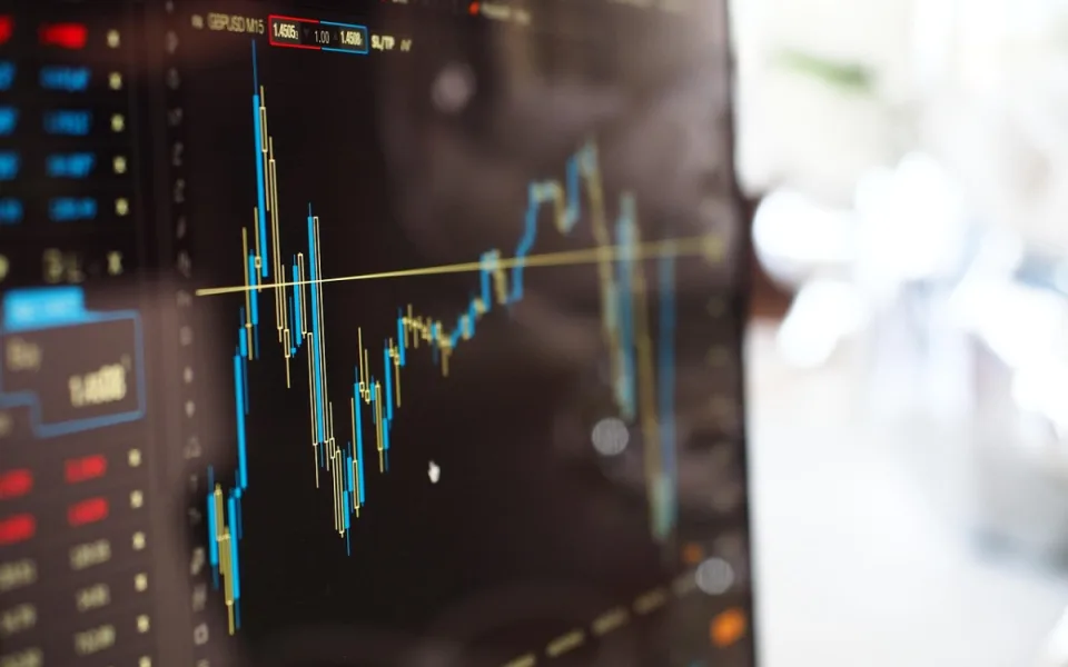 Finanční gramotnost Čechů mírně roste, nejvíce u mladých investorů
