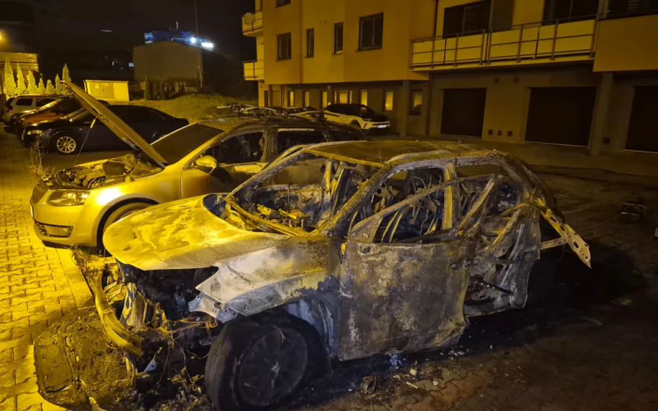 Požár tří aut ve Velkém Meziříčí. V jednom z nich bylo nalezeno ohořelé tělo