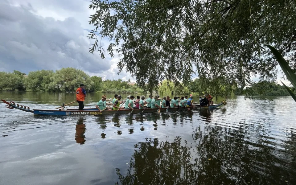 VIDEO: V Telči závodily dračí lodě. Fandit přišly stovky diváků