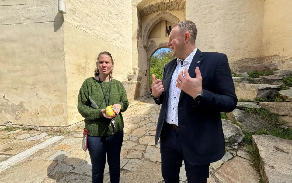 Hejtman Kraje Vysočina Martin Kukla a kastelánka hradu Roštejn Kateřina Rozinková