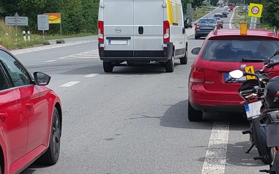Havárie na motorce a poškozené dveře. Policii zaměstnávali sedmnáctiletí mladíci. Foto: Se svolením Policie ČR