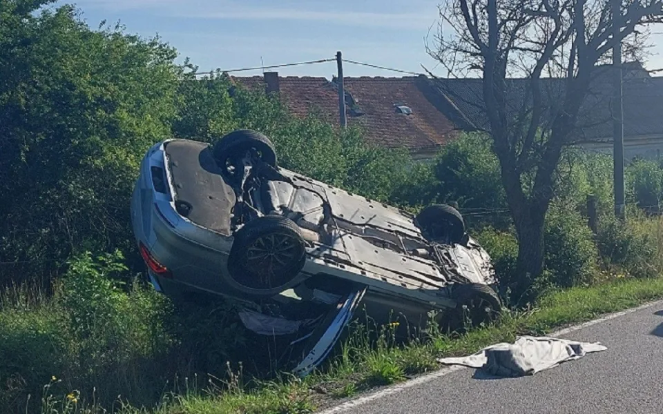 Řidička ráno havarovala a skončila s autem na střeše, měla 2,72 promile. Foto: Se svolením Policie ČR