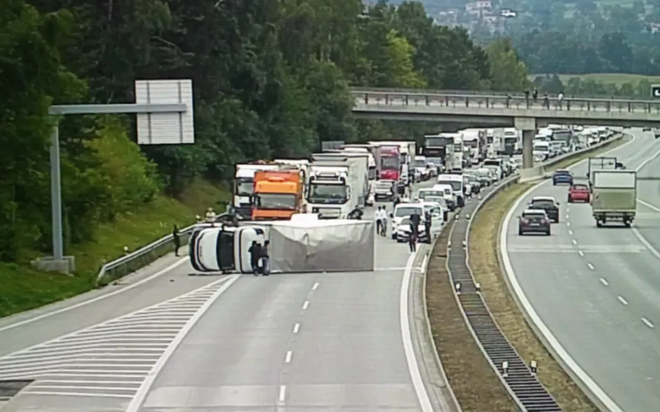 Na dálnici se převrátila dodávka a zablokovala všechny pruhy, směr na Brno stojí. Foto: Se svolením Policie ČR