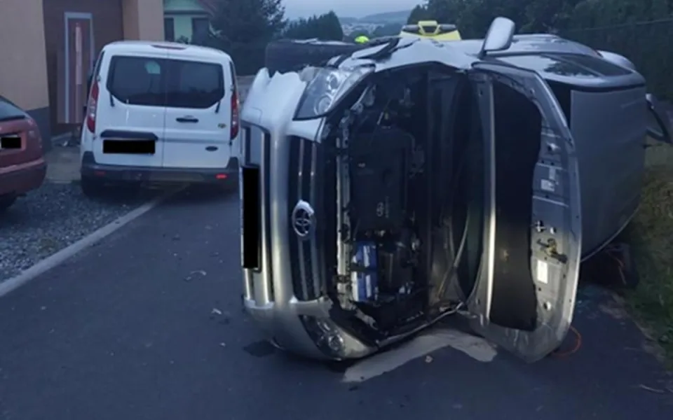 Jednapadesátiletá řidička převrátila auto na bok. Dechovou zkoušku odmítla. Foto: Se svolením Policie ČR