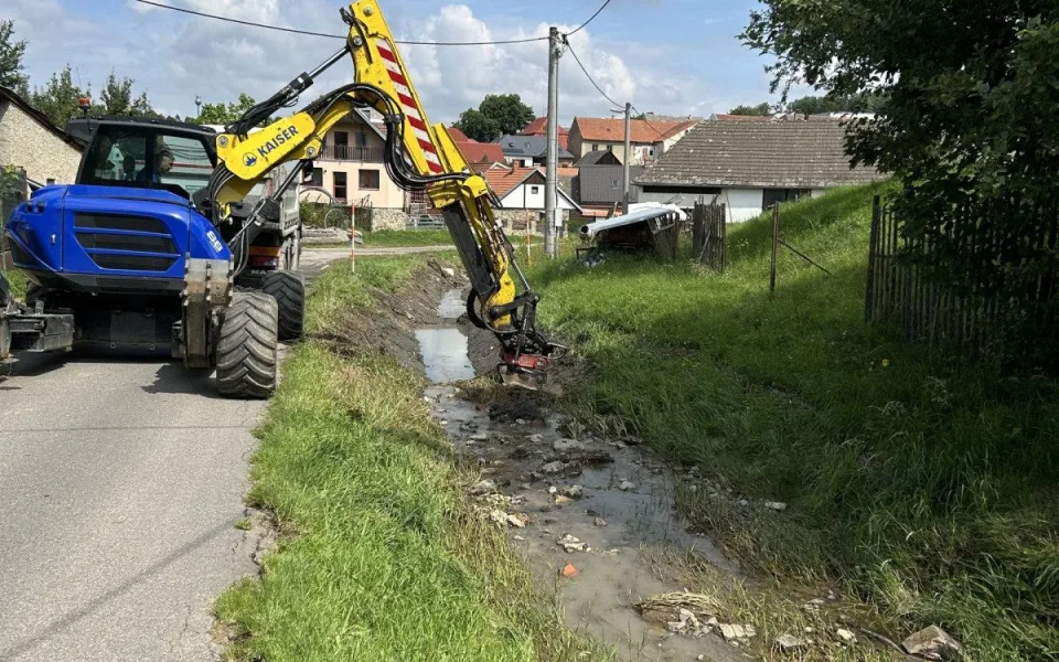Kamenicí se prohnala blesková povodeň, těžká technika nyní upravuje potok. Foto: Se svolením Povodí Moravy