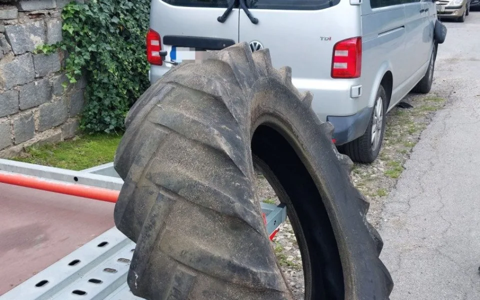 Nuda o prázdninách. Mladíci pustili z kopce pneumatiky, jedna poškodila auto 
