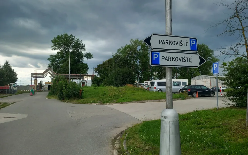 Parkování v Jihlavě XIV: Za nemocnicí je míst nedostatek, staví se parkovací dům