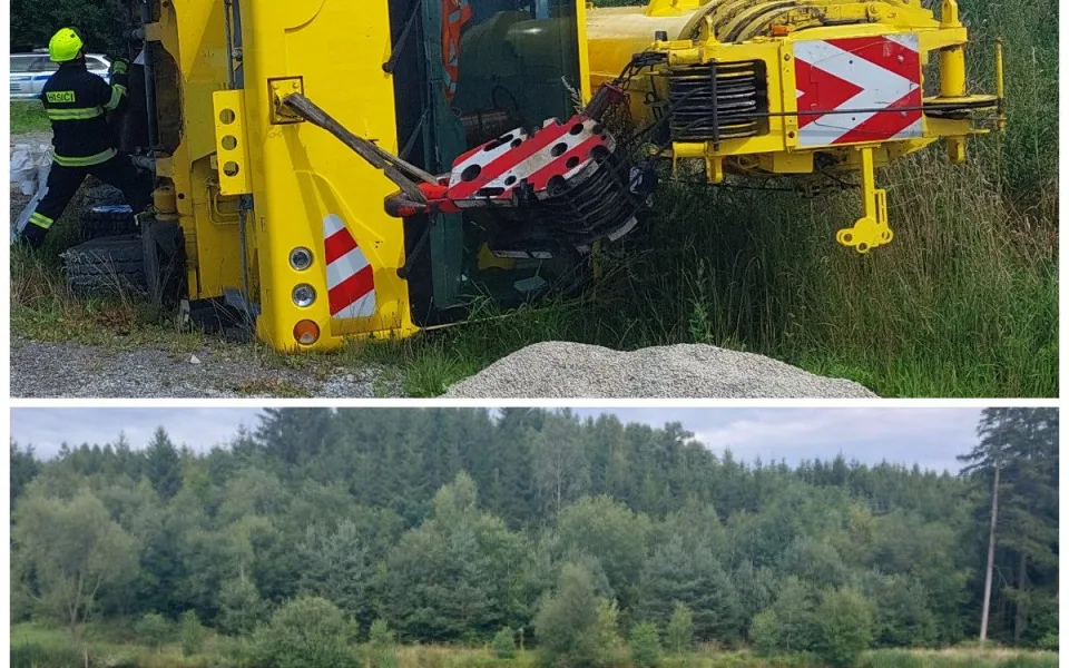 Převrácený jeřáb, auto v rybníku. Záchranné složky zaměstnaly neobvyklé nehody