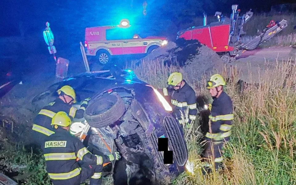 Noční nehoda v Heleníně. Senior za volantem se plně nevěnoval řízení