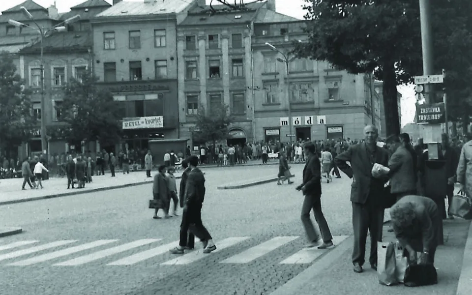 Hloučků na náměstí Míru první den okupace přibývalo. Mnozí poslouchali tranzistorová rádia a kolem nich se shlukovali zvědavci, aby slyšeli novinky. Z amplionů zněla co chvíli hlášení městského národního výboru o blížících se kolonách okupačních armád. Fo