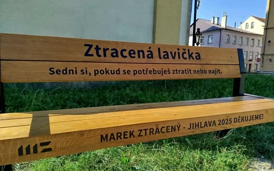 FOTO: Ztracená lavička může udělat z Jakubského náměstí v Jihlavě oázu klidu