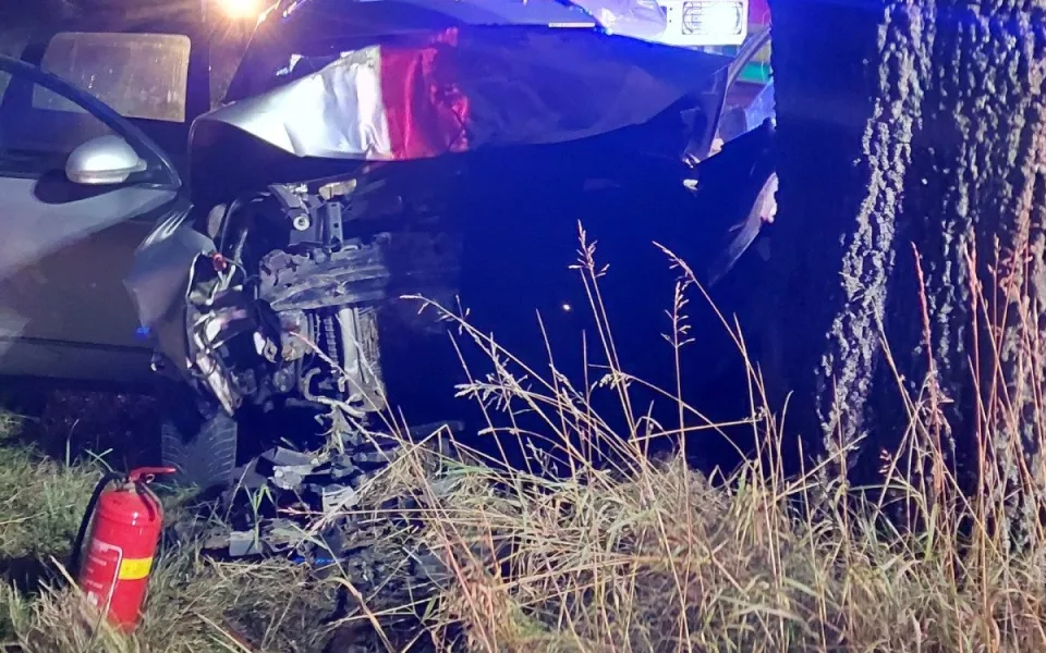 Mladý řidič narazil v noci u Býkovce do stromu, měl téměř jednu a půl promile. Foto: Se svolením Policie ČR