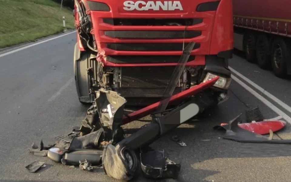 U dálnice se srazily dva kamiony, škoda je 750 tisíc korun. Foto: Se svolením Policie ČR
