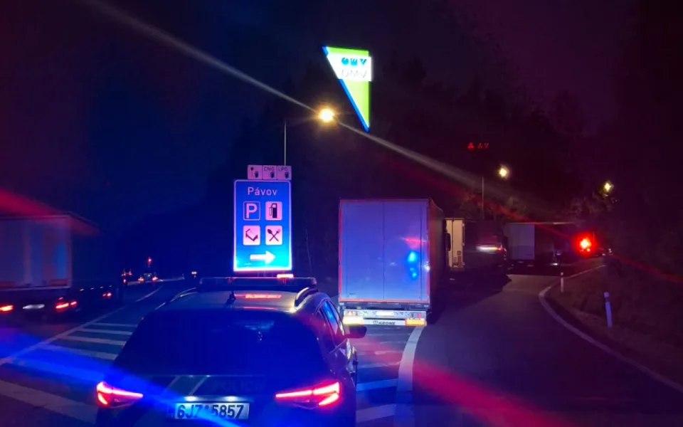 Řidiči kamionů na D1 parkovali, kde neměli. Od policie vyfasovali pokutu