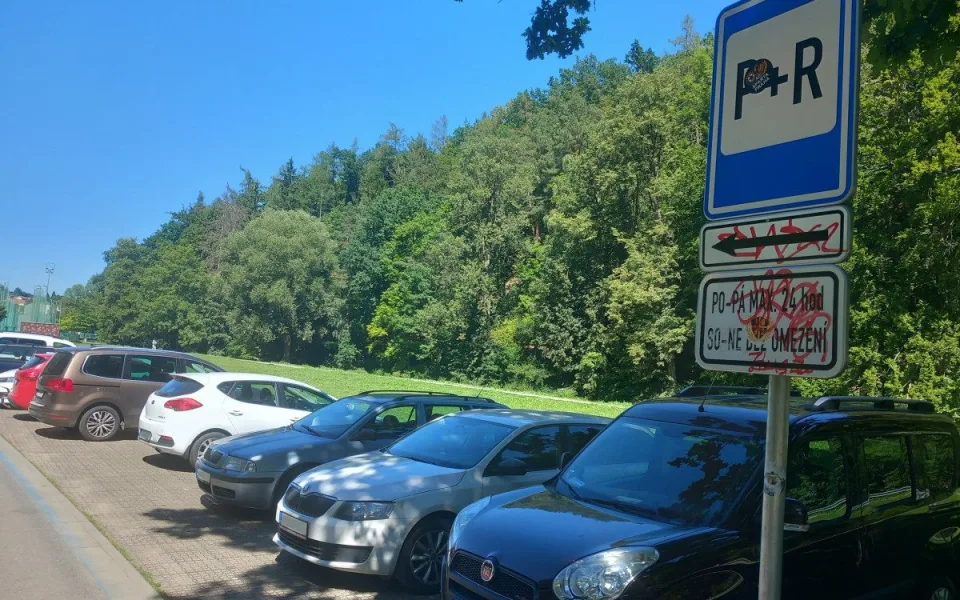 Parkování v Jihlavě XV: U letního kina se platilo, nyní je tam až 24 hodin zdarma