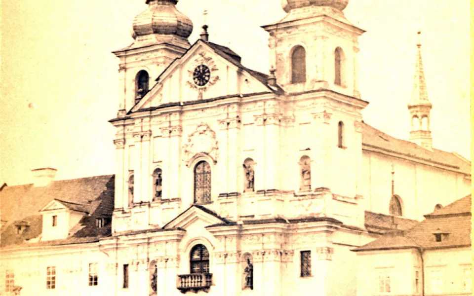 Ostatky misionáře Strobacha spočinuly v jihlavském kostele sv. Ignáce roku 1702 a odpočívají tam dodnes. Jeden z nejstarších snímků kostela kolem roku 1850. Foto: Poskytl Stanislav Jelínek