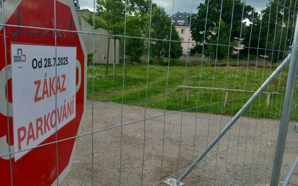 Mapa: U jihlavské nemocnice se od 1. září radikálně změní parkovací plochy