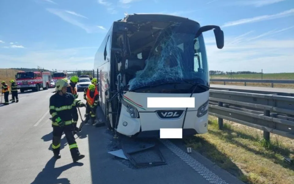 Na dálnici se srazil nákladní vůz s autobusem, dva lidé utrpěli zranění