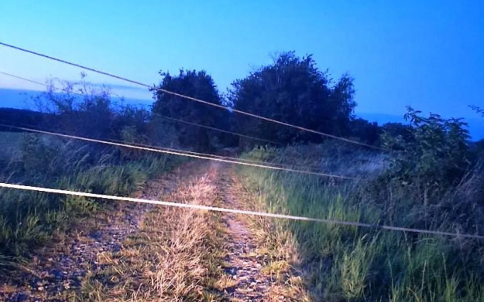 Mladík na kole boural. V poli se zapletl do drátu, co byl pověšený metr nad zemí