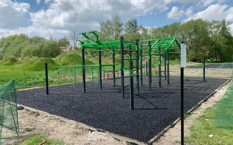Workoutové hřiště v Dobroníně. Foto: Se svolením Colmex