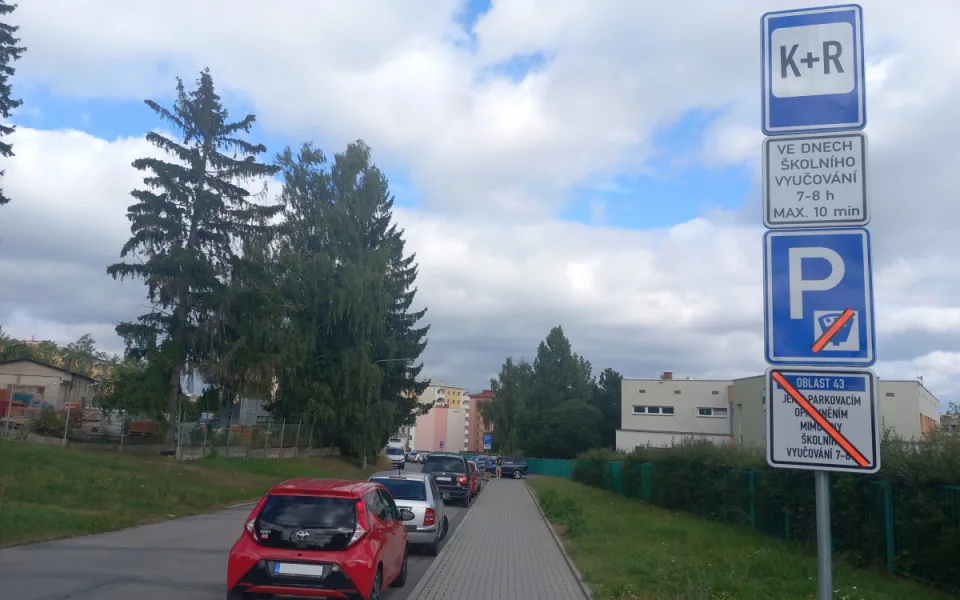 FOTO: Minikruháč a K+R u ZŠ Nad Plovárnou. Rodiče dětí čekají v pondělí novinky