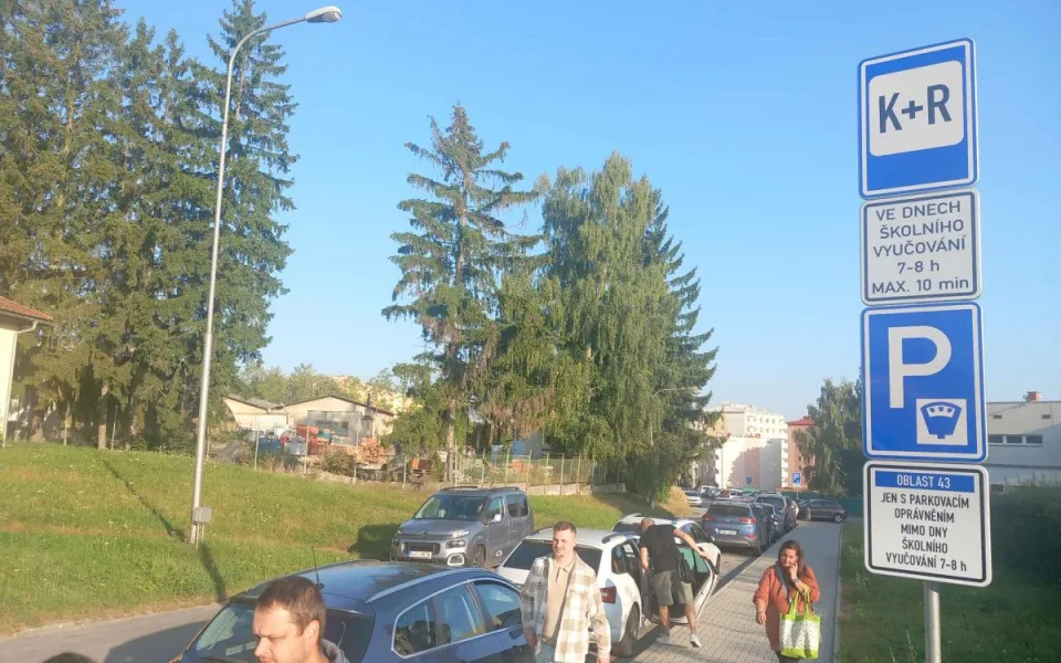 FOTO: Mamataxi po prázdninách opět vyjela do ulic a doprava v Jihlavě kolabuje