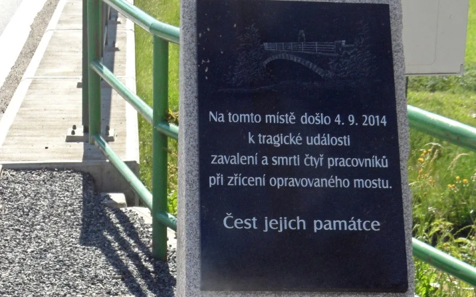 Památník, který byl odhalený přesně rok po tragédii