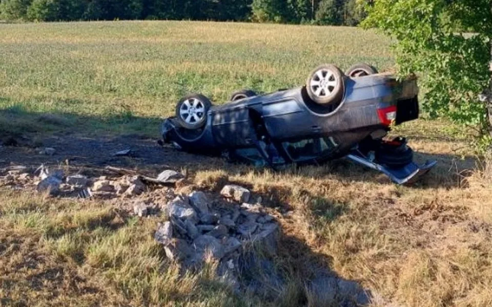 Osmnáctiletá řidička se v Brtnici lekla auta v protisměru. Auto šlo na střechu