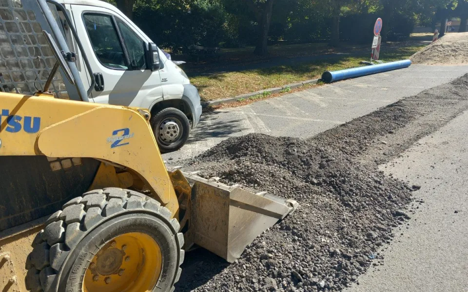 FOTO: Parkoviště u městského vlakového nádraží je uzavřené, buduje se tam vodovod