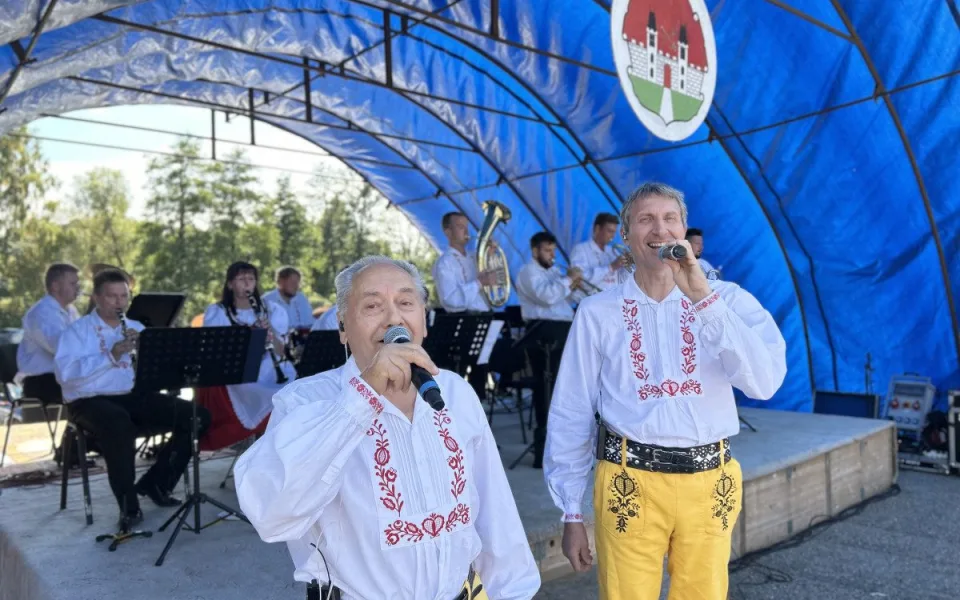 VIDEO: Dolní Cerekví dnes zněla dechovka. Na pódiu se vystřídaly tři kapely