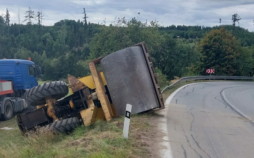 Dramatická situace na Třebíčsku: Řidič projel zatáčkou a z návěsu mu spadl válec. Foto: Se svolením Policie ČR