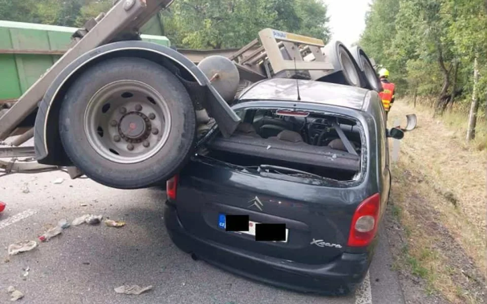 Řidiči nákladní soupravy se rozhoupal vlek. Pak se převrátil na projíždějící auto. Foto: Se svolením Policie ČR