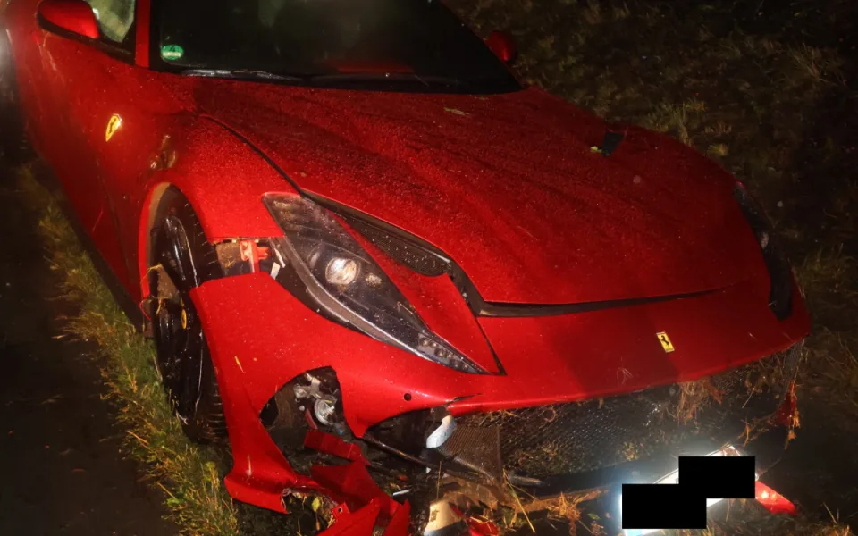 Rudé Ferrari 812 na mokré dálnici po smyku havarovalo. Škoda je pět milionů. Foto: Se svolením Policie ČR